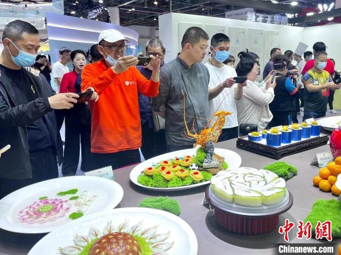 游客對展品充滿興趣?！⊥糨W文 攝