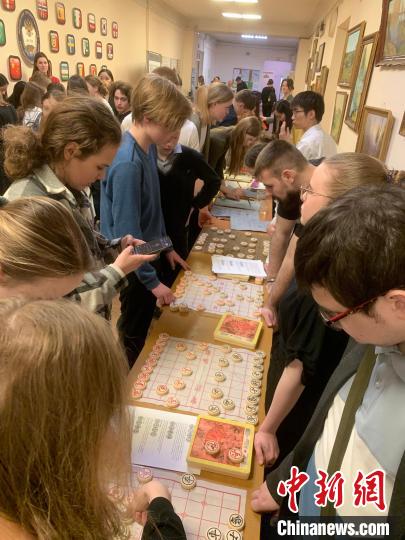 4月21日，莫斯科國(guó)立語言大學(xué)孔子學(xué)院附屬中學(xué)舉辦“國(guó)際中文日”活動(dòng)，學(xué)生們學(xué)習(xí)中國(guó)象棋。　莫斯科國(guó)立語言大學(xué)孔子學(xué)院 供圖