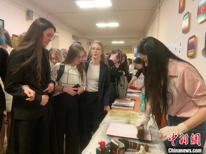 4月21日，莫斯科國(guó)立語言大學(xué)孔子學(xué)院附屬中學(xué)舉辦“國(guó)際中文日”活動(dòng)，學(xué)生們體驗(yàn)雕版印刷?！∧箍茋?guó)立語言大學(xué)孔子學(xué)院 供圖