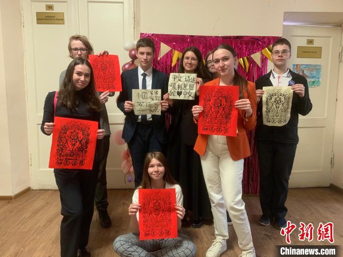 4月21日，莫斯科國(guó)立語言大學(xué)孔子學(xué)院附屬中學(xué)舉辦“國(guó)際中文日”活動(dòng)，學(xué)生們展示自己的學(xué)習(xí)成果?！∧箍茋?guó)立語言大學(xué)孔子學(xué)院 供圖