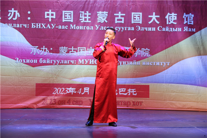 一等獎選手賀希格中學(xué)的包勒爾德表演貫口《玲瓏塔》。蒙古國立大學(xué)孔子學(xué)院供圖