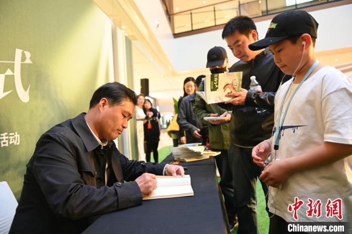 薛濤進(jìn)行圖書(shū)簽售?！∮诤Ｑ?攝