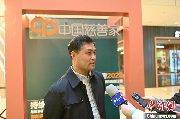 薛濤接受采訪?！∮诤Ｑ?攝