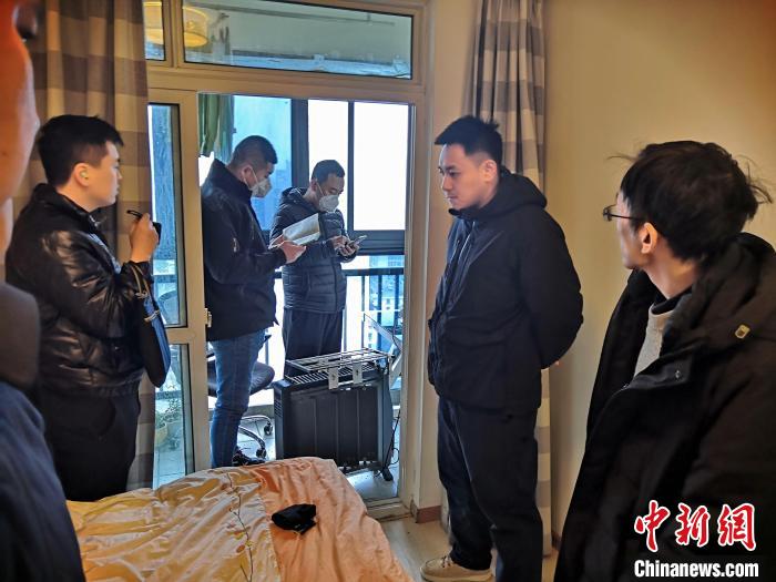 丹東市公安局民警抓捕犯罪嫌疑人，在其家中進(jìn)行搜查?！〉|市公安局供圖