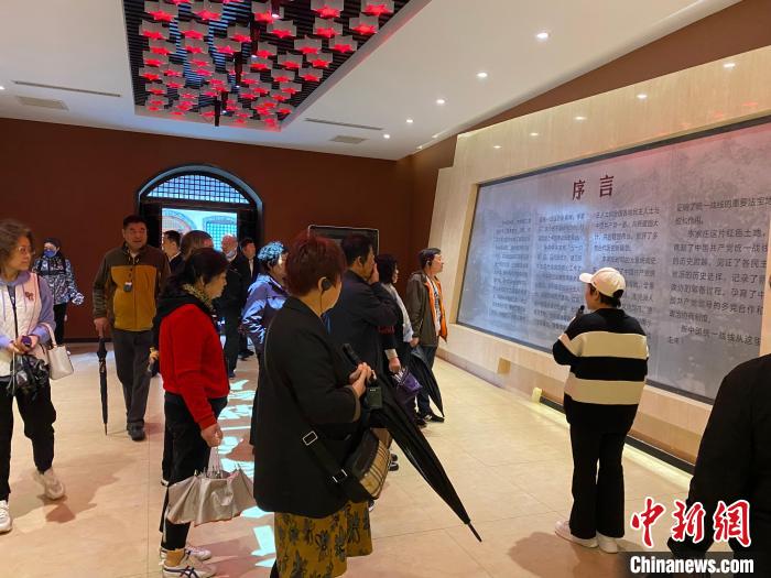 中共中央統(tǒng)戰(zhàn)部舊址里參觀者絡(luò)繹不絕?！±顣詡?攝