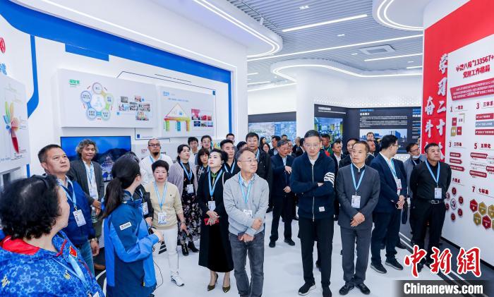 僑商、僑胞們考察金漪湖科創(chuàng)智造平臺(tái)重大基礎(chǔ)設(shè)施項(xiàng)目。　主辦方供圖