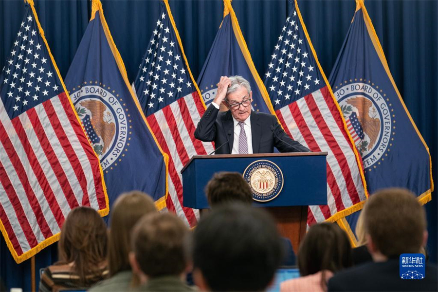 5月3日，美國聯(lián)邦儲備委員會主席鮑威爾在華盛頓出席新聞發(fā)布會。美國聯(lián)邦儲備委員會3日結(jié)束為期兩天的貨幣政策會議，宣布再次將聯(lián)邦基金利率目標區(qū)間上調(diào)25個基點到5%至5.25%之間。新華社記者劉杰攝