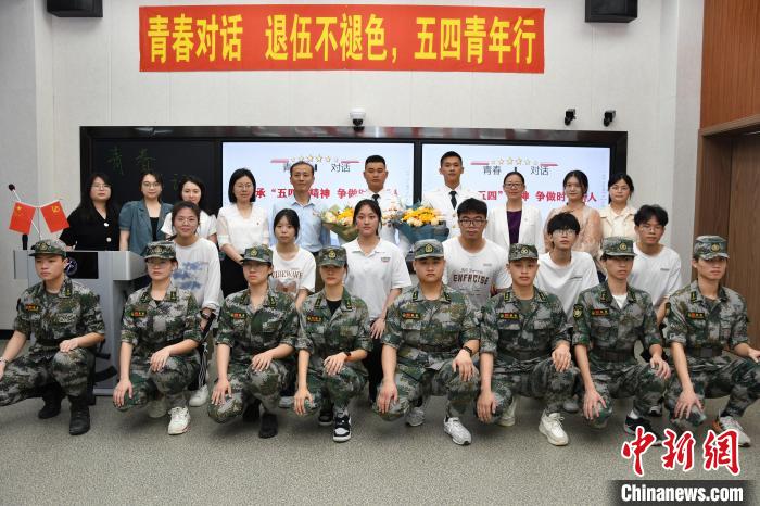 受邀功臣同師生代表合影。　漳州市退役軍人事務局供圖