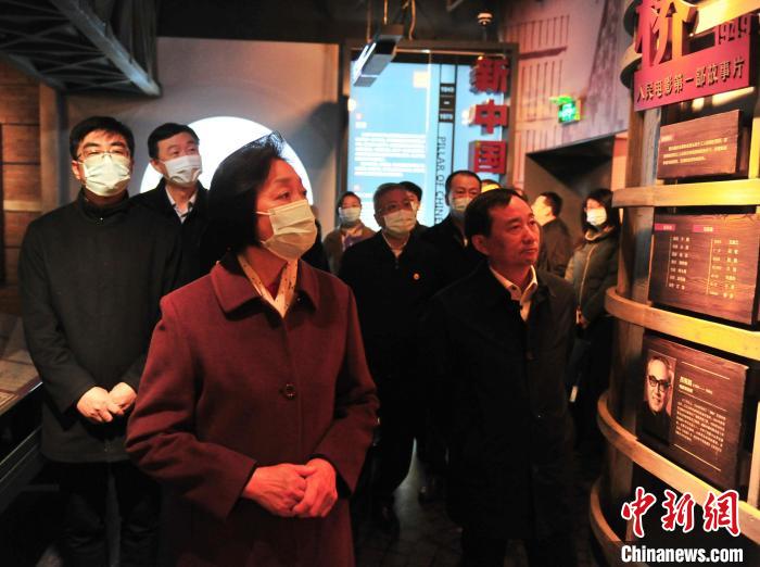 臺盟中央主席蘇輝近日率調(diào)研組赴吉林開展重點考察調(diào)研。圖為在長影舊址博物館考察吉林特色文化產(chǎn)業(yè)發(fā)展?！「啐埌?攝