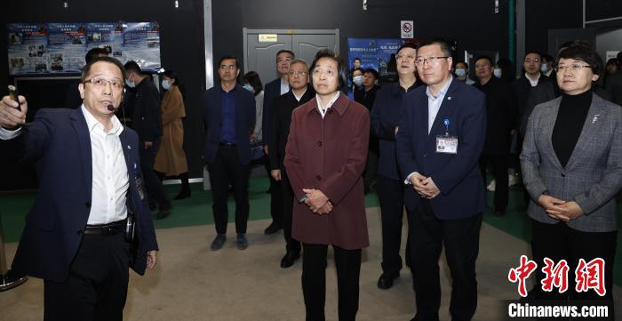 臺盟中央主席蘇輝近日率調(diào)研組赴吉林、遼寧開展重點考察調(diào)研。圖為在中航工業(yè)沈陽飛機(jī)設(shè)計研究所調(diào)研?！∨_盟中央供圖