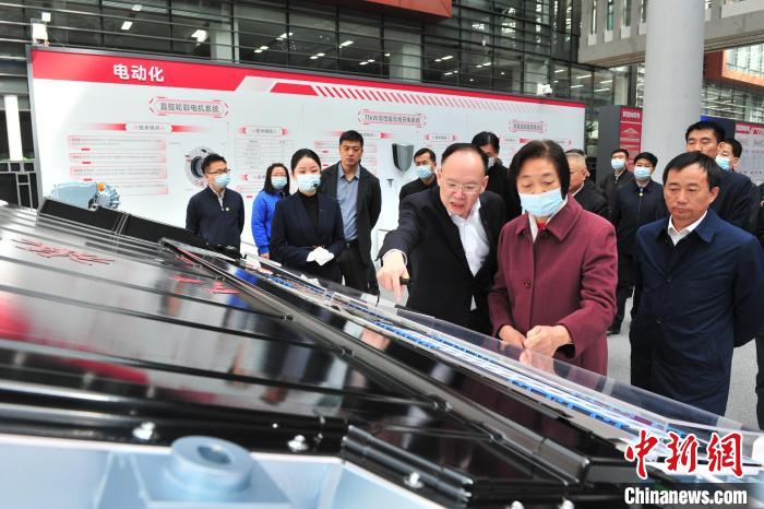 臺盟中央主席蘇輝近日率調(diào)研組赴吉林開展重點考察調(diào)研。圖為在中國第一汽車集團(tuán)有限公司調(diào)研。　高龍安 攝