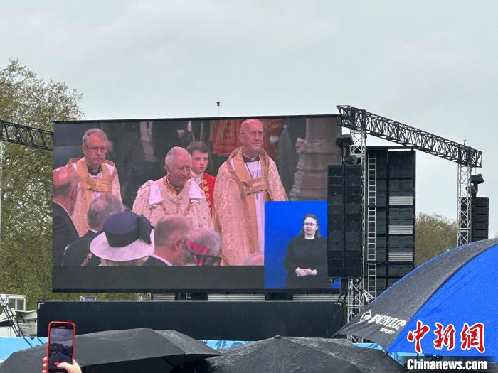 當(dāng)?shù)貢r(shí)間5月6日，英國(guó)國(guó)王查爾斯三世的加冕儀式舉行。民眾雨中觀看儀式?！W陽開宇 攝