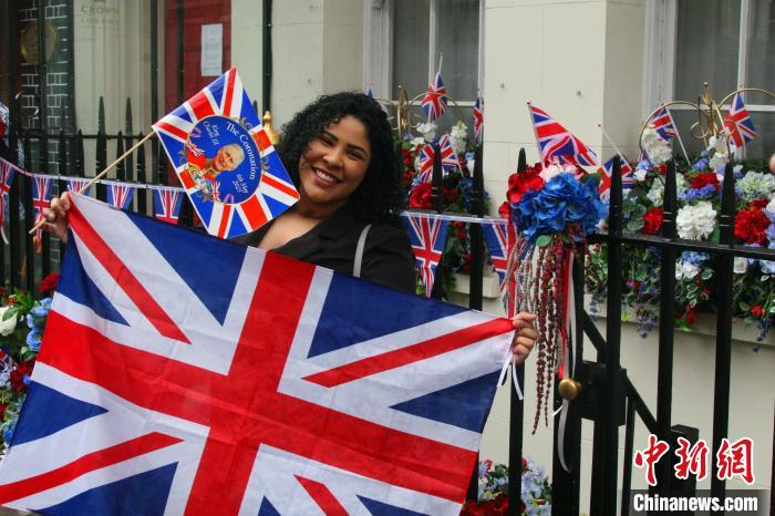 當(dāng)?shù)貢r(shí)間5月6日，英國(guó)國(guó)王查爾斯三世的加冕儀式舉行。圖為前往觀禮區(qū)的民眾。　張平 攝