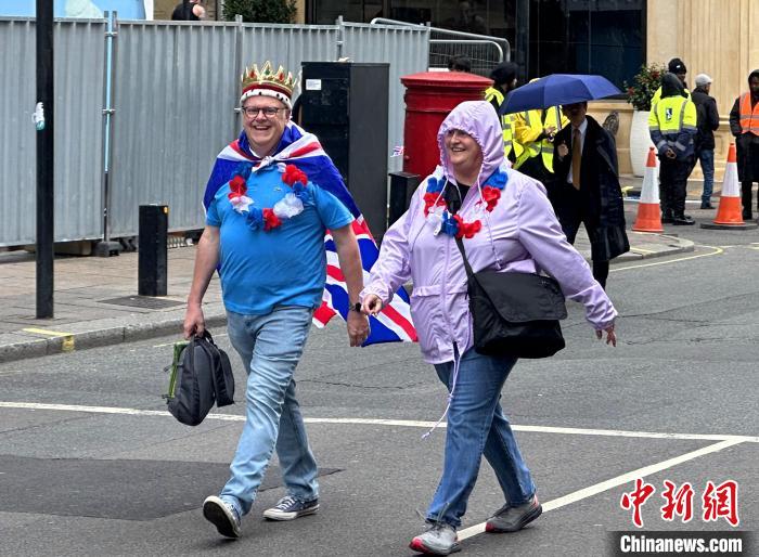 當(dāng)?shù)貢r(shí)間5月6日，英國(guó)國(guó)王查爾斯三世的加冕儀式舉行。圖為前往觀禮區(qū)的民眾?！W陽開宇 攝