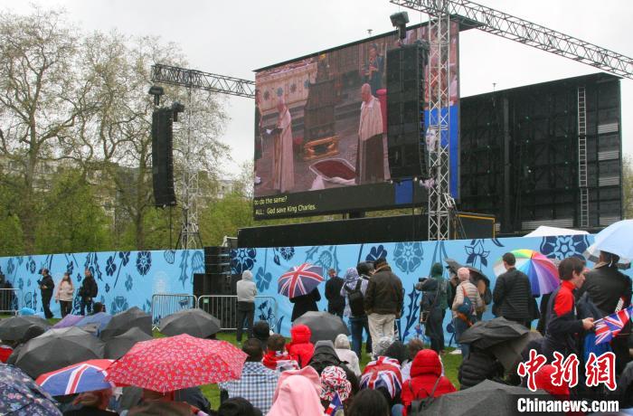 當(dāng)?shù)貢r(shí)間5月6日，英國(guó)國(guó)王查爾斯三世的加冕儀式舉行。民眾雨中觀看儀式?！W陽開宇 攝