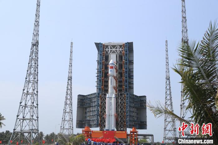 北京時(shí)間5月7日，天舟六號(hào)貨運(yùn)飛船與長(zhǎng)征七號(hào)遙七運(yùn)載火箭組合體垂直轉(zhuǎn)運(yùn)至發(fā)射區(qū)?！∏窳④?黃國(guó)暢 攝