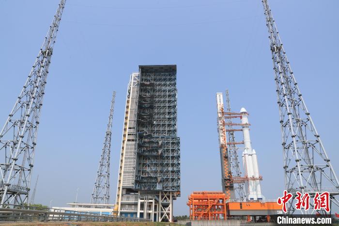 北京時(shí)間5月7日，天舟六號(hào)貨運(yùn)飛船與長(zhǎng)征七號(hào)遙七運(yùn)載火箭組合體垂直轉(zhuǎn)運(yùn)至發(fā)射區(qū)?！∏窳④?黃國(guó)暢 攝