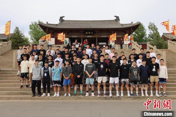 比賽結束后，兩岸學生參訪高平炎帝陵。　主辦方供圖