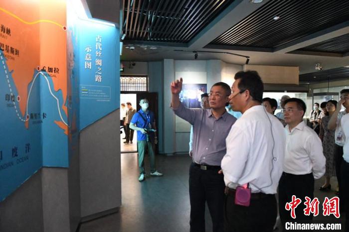 圖為蔡達峰一行在合浦漢代文化博物館考察?！×趾?攝