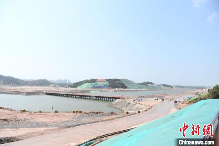 圖為平陸運河青年樞紐工程項目現(xiàn)場?！×趾?攝
