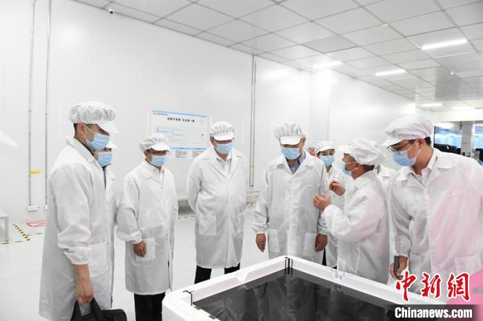 圖為蔡達峰一行在惠科電子(北海)科技產(chǎn)業(yè)園調(diào)研?！×趾?攝