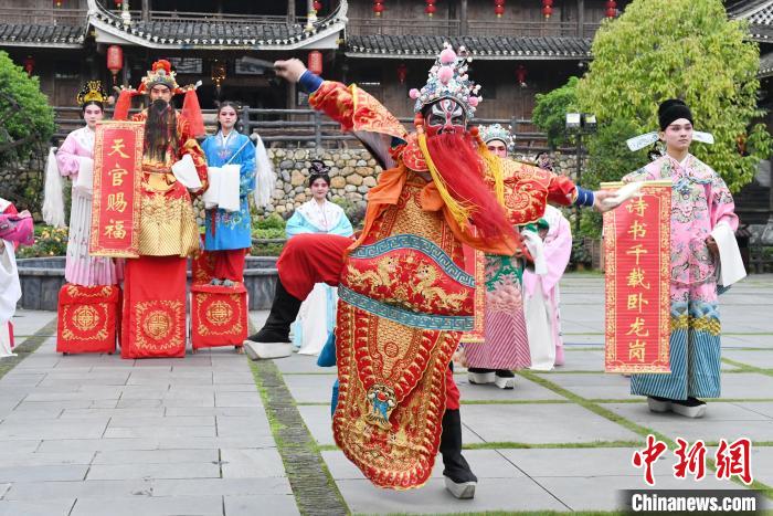 “00后”戲曲演員在楓香瑤寨表演溆浦辰河目連戲?！钊A峰 攝