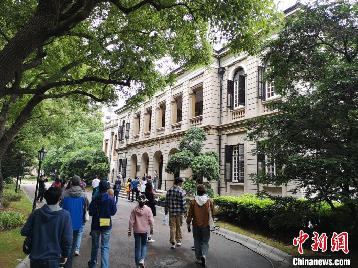 新階層人士參觀英國(guó)駐滬領(lǐng)事館?！》队畋?攝