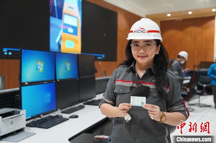 5月8日，客票系統(tǒng)負責人展示樣票。趙玅圓 攝