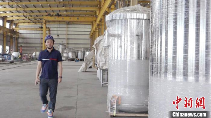 汪光典在不銹鋼罐體生產(chǎn)車間。　張傳明 攝