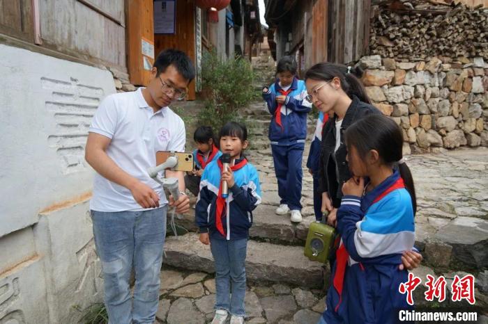 杜曉帆與該中心教師團(tuán)隊(duì)積極探索文化遺產(chǎn)方法論，深耕鄉(xiāng)村遺產(chǎn)領(lǐng)域?！?fù)旦大學(xué)國(guó)土與文化資源研究中心供圖