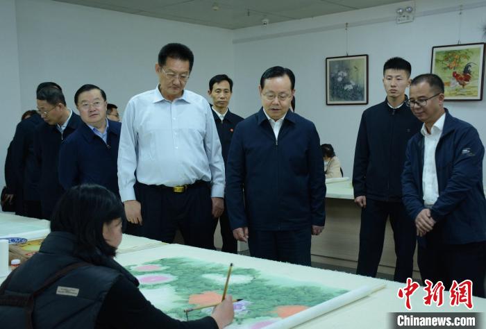 致公黨中央主席蔣作君近日率調(diào)研組赴山東開展重點考察調(diào)研。圖為在菏澤市巨野縣書畫院調(diào)研。　呂妍 攝