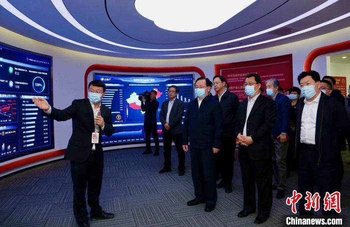 致公黨中央主席蔣作君率調(diào)研組赴天津開展重點考察調(diào)研。圖為在云賬戶共享經(jīng)濟信息咨詢有限公司調(diào)研。　劉俊蒼 攝