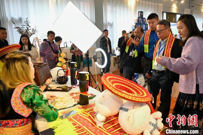 東盟國家媒體記者了解雪峰山非遺出海直播?！堊?攝