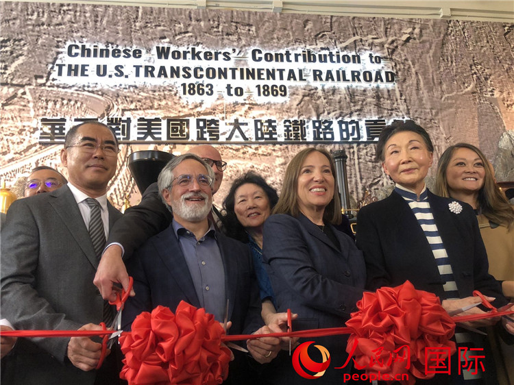 圖為（從右到左）方李邦琴、加州副州長(zhǎng)康依蓮、舊金山市議長(zhǎng)佩斯金、中國(guó)駐舊金山副總領(lǐng)事潘慶江在剪彩。人民網(wǎng)記者 鄧圩攝