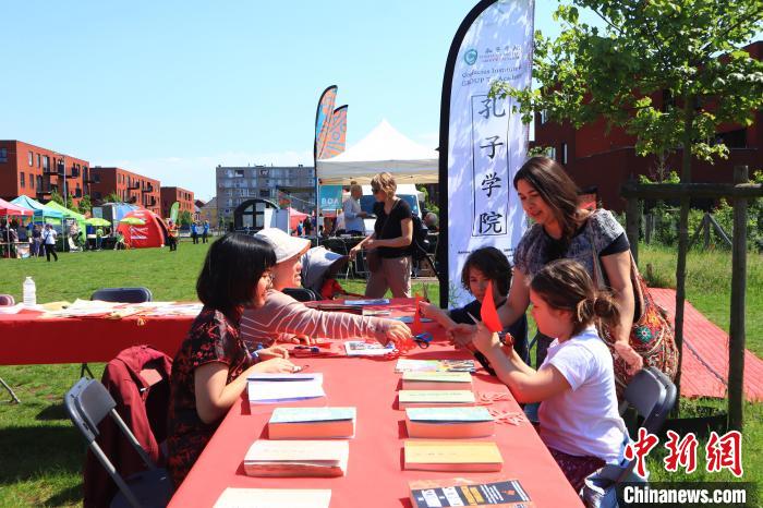 孩子們在工作坊學習剪紙?！◆斻肟鬃訉W院供圖