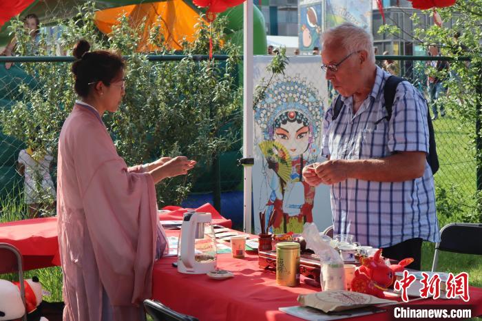 當?shù)孛癖妳⒓又袊杞榻B和品茶活動?！◆斻肟鬃訉W院供圖