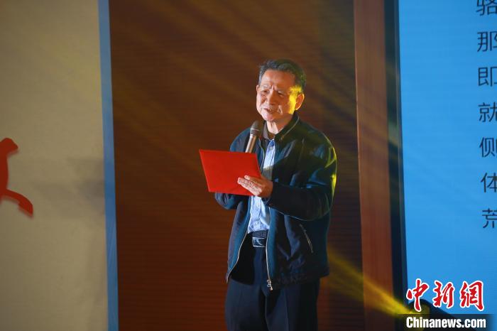 臺灣詩人白靈帶來了一首自創(chuàng)的詩歌《大戈壁》。　閩南師范大學供圖