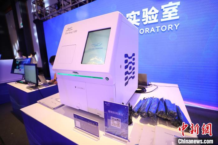 圖為發(fā)布會(huì)上展示的科技產(chǎn)品。　雷鍵 攝