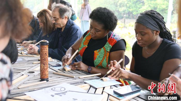 外交官們體驗(yàn)嘉定竹刻?！∪A東師范大學(xué)供圖