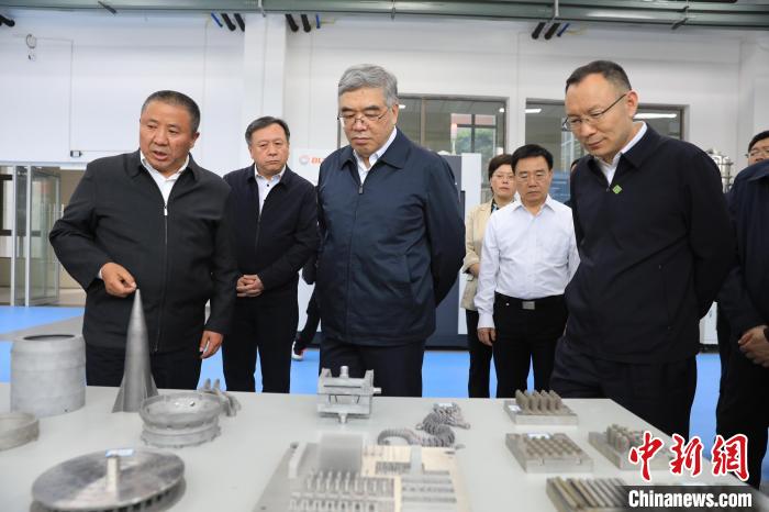 民進(jìn)中央常務(wù)副主席朱永新率調(diào)研組赴四川開(kāi)展重點(diǎn)考察調(diào)研。圖為在四川工程職業(yè)技術(shù)學(xué)院考察調(diào)研?！∶襁M(jìn)中央供圖