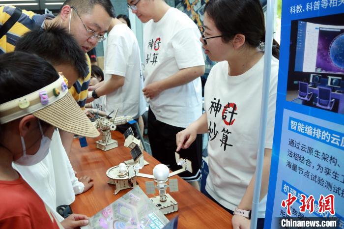 中科院計(jì)算所“神計(jì)妙算”公眾科學(xué)日活動(dòng)現(xiàn)場(chǎng)?！≈锌圃河?jì)算所 供圖