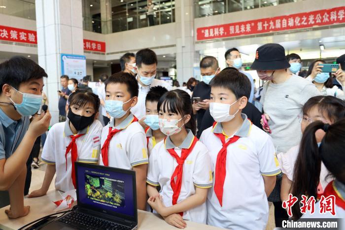 中科院自動(dòng)化所“自動(dòng)化之光”公眾科學(xué)日活動(dòng)現(xiàn)場(chǎng)。　中科院自動(dòng)化所 供圖