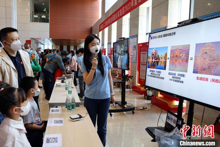 中科院自動(dòng)化所“自動(dòng)化之光”公眾科學(xué)日活動(dòng)現(xiàn)場(chǎng)?！≈锌圃鹤詣?dòng)化所 供圖