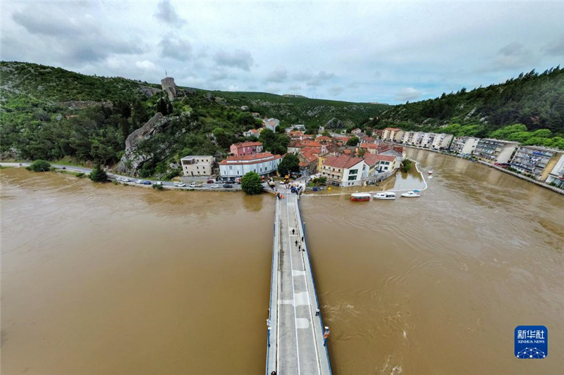 這是5月15日在克羅地亞奧布羅瓦茨拍攝的雨后水位暴漲的茲爾馬尼亞河。新華社發(fā)（Pixsell圖片社/西梅·澤利克攝）