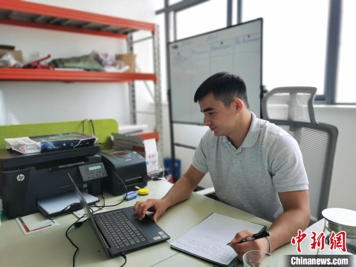 李浩宇正在辦公?！↑h田野 攝