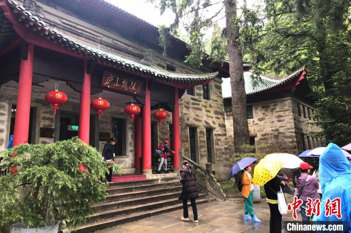 圖為在廬山抗戰(zhàn)博物館外，有不少等待參觀的游客。　吳鵬泉 攝