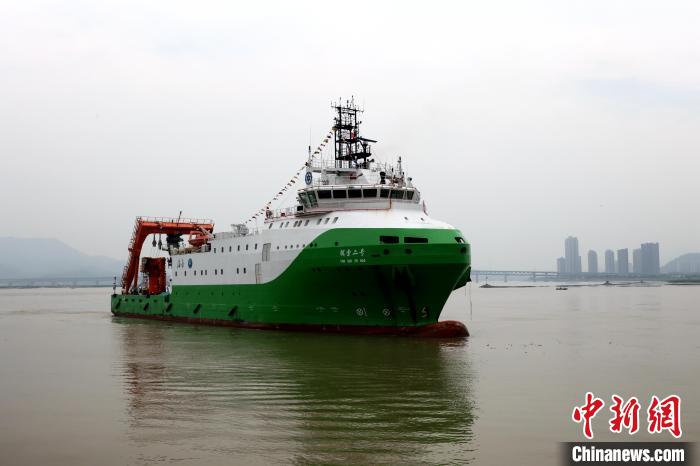 圖為“探索二號”科考船?！堑ぜt 攝