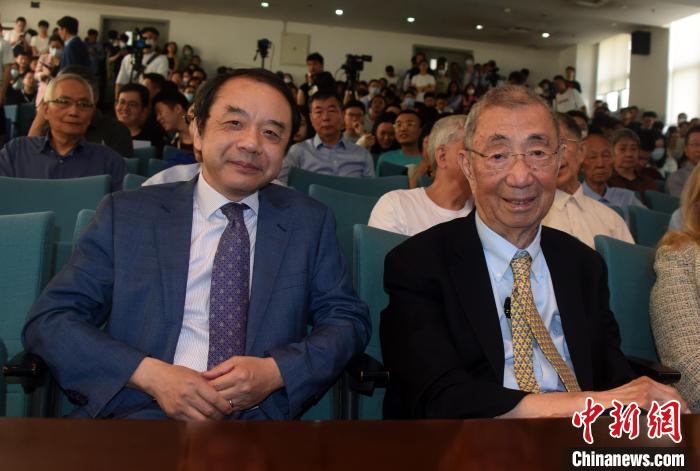 高能論壇開始前，丁肇中先生(右)與主持論壇的中科院高能所所長王貽芳院士合影?！?lt;a target='_blank' href='/'><p  align=