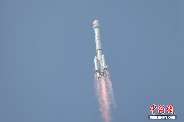 5月17日10時49分，我國在西昌衛(wèi)星發(fā)射中心用長征三號乙運載火箭，成功發(fā)射第五十六顆北斗導(dǎo)航衛(wèi)星。該衛(wèi)星屬地球靜止軌道衛(wèi)星，是我國北斗三號工程的首顆備份衛(wèi)星。入軌并完成在軌測試后，將接入北斗衛(wèi)星導(dǎo)航系統(tǒng)。此次發(fā)射是北斗三號工程高密度組網(wǎng)之后，時隔3年的首發(fā)任務(wù)。朱磊 攝