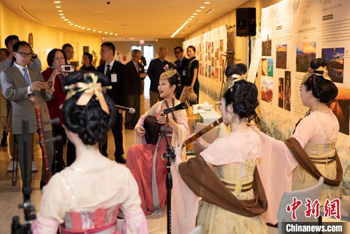 當(dāng)?shù)貢r(shí)間5月19日，中國常駐聯(lián)合國代表團(tuán)、中國文化和旅游部、泉州市人民政府在紐約聯(lián)合國總部聯(lián)合舉辦“茶和天下·雅集”主題展覽和招待會(huì)。圖為展覽現(xiàn)場(chǎng)泉州南音表演。 <a target='_blank' href='/' _fcksavedurl='/'><p  align=